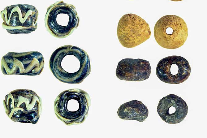бусы и кольца, найденные на раскопках