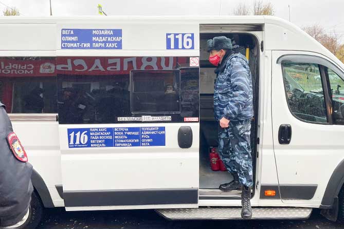 проверка масок у пассажиров маршрутки