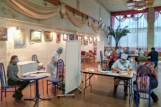 жители проходят вакцинацию в ДК "Тольятти"