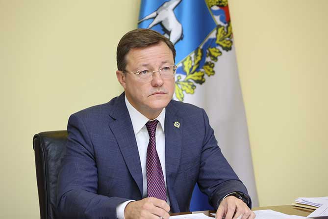 губернатор Самарской области за столом