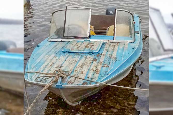 лодка у берега