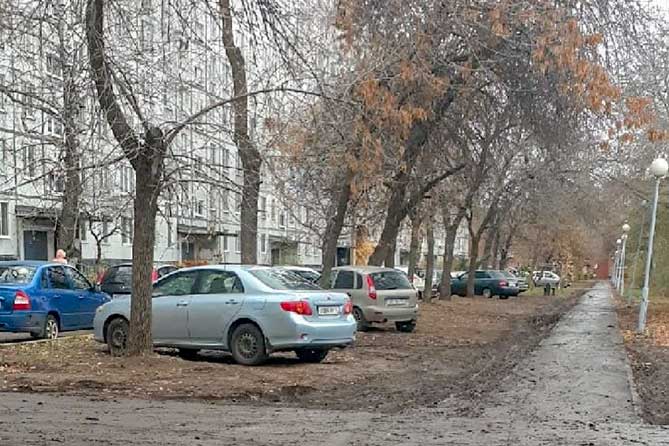 машины стоят на газоне во дворе