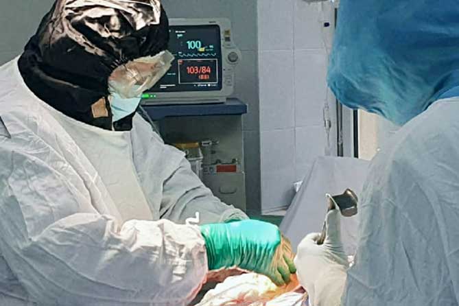 хирурги проводят операцию на сердце