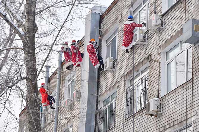 спасатели в костюмах Деда Мороза