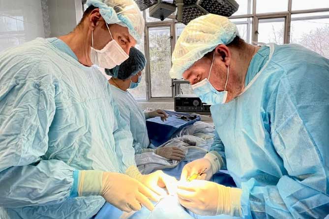 детские хирургм прводят операцию новорожденному