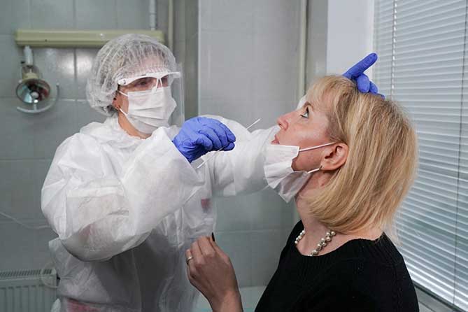 медработник проводит экспресс-тестирование на коронавирус