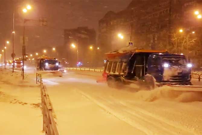 убирают снег в тольятти