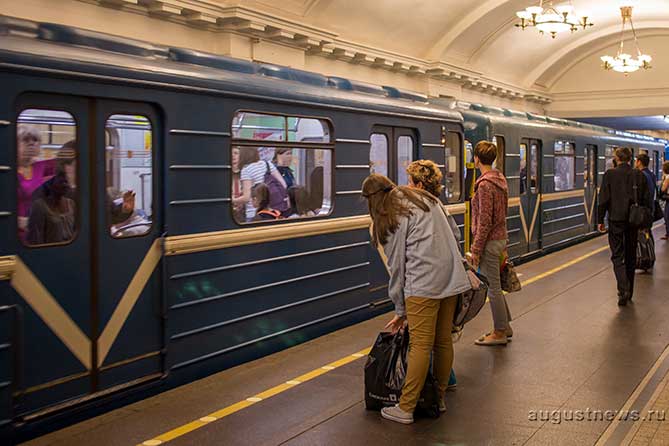 женщины в метро