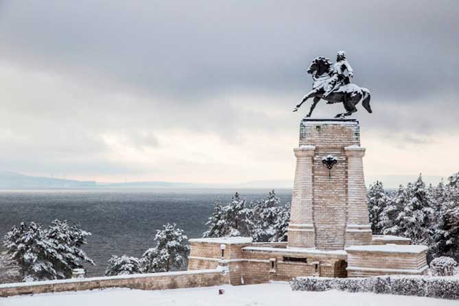 памятник Татищеву зимой