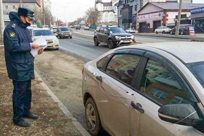 судебный пристав арестовывает автомобиль