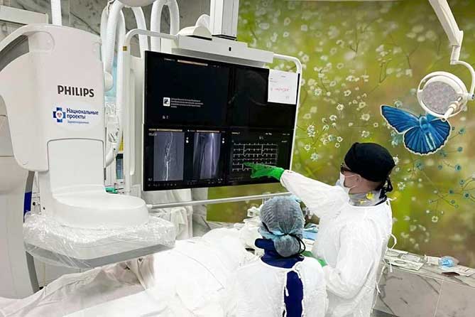 врачи работают с помощью ангиографа