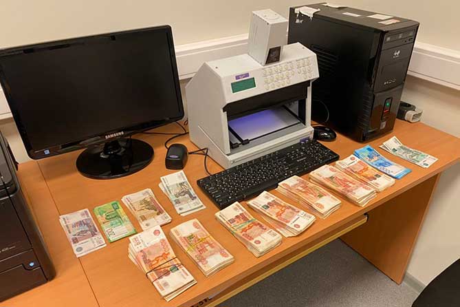 пачки денежных банкнот на столе