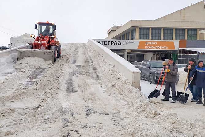 уборка снега на территории КЦ "Автоград"