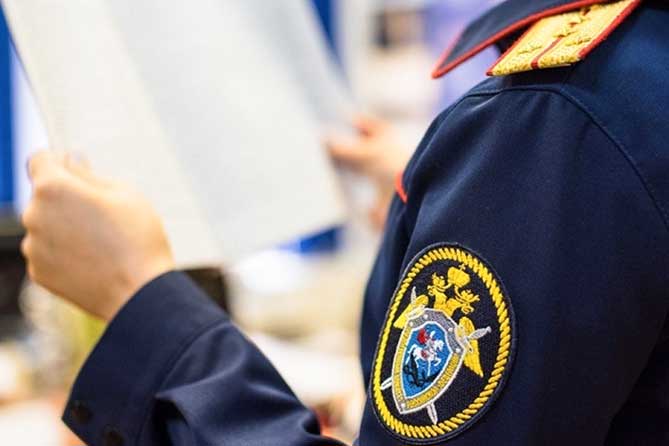 сотрудник следственного документа с документами