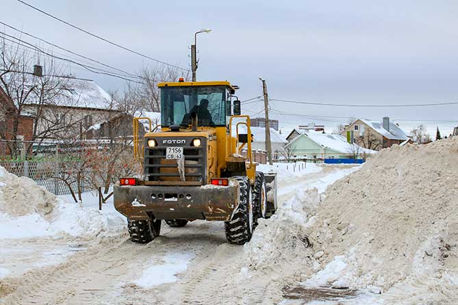 трактор чистит снег в частном секторе Центрального района
