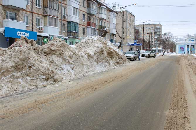 сугробы снега на улице Горького