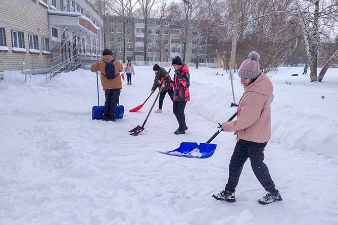 Активисты РДШ Тольяттинского отделения из школы 26 чистят снег