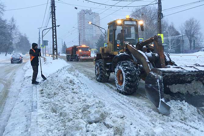 расчистка снега на улице Баныкина