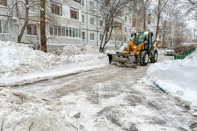 трактор чистит снег в 10 квартале