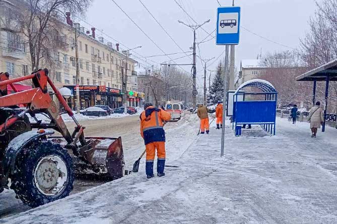 Остановка тракторная. Hyundai трактор для уборки снега во дворах. Снег в Тольятти. Остановка трактора. Тольятти нет снега.