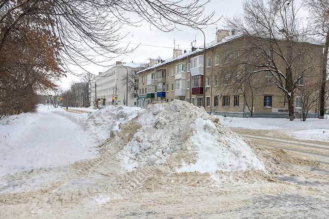 снежный вал на улице Ушакова