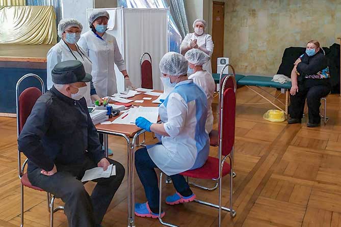 жители на вакцинации от ковида в КЦ "Автоград"