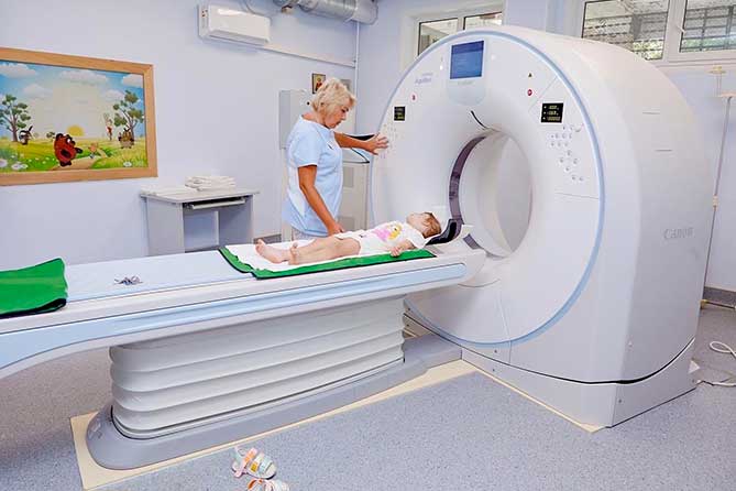 ребенку провлдят обследование на аппарте КТ