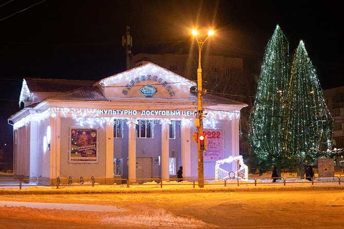 новогодние украшения на КДЦ "Буревестник"