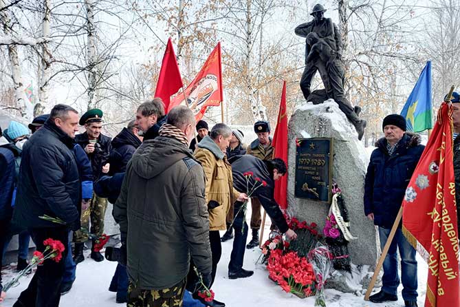 возложение цветов к памятнику воинов-интернационалистов
