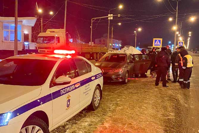 сотрудники полиции задерживают подозреваемого