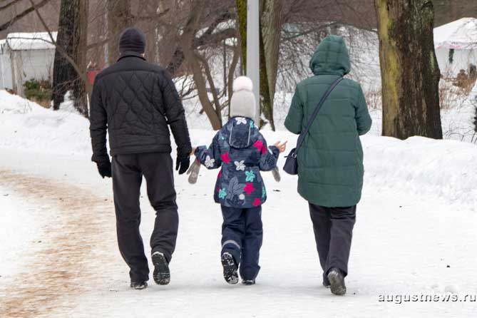 семья зимой на прогулке