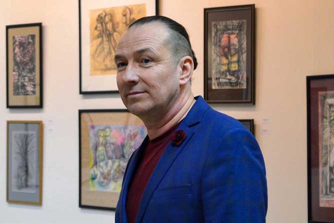 художник-график на персональной выставке в ТХМ