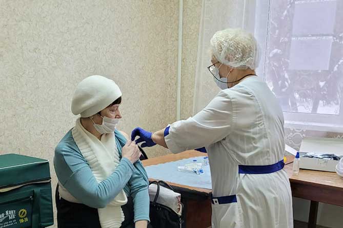женщина проходит вакцинацию от коронавируса