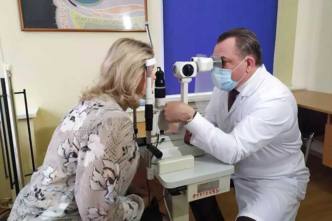 пациентка на приеме у врача-офтальмолога