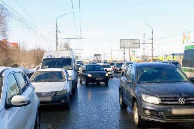 автомобили на Автозаводском шоссе