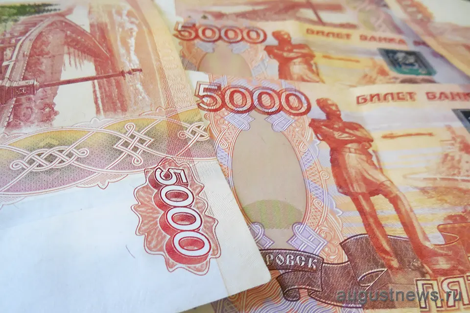 пачка денег по 5000 рублей