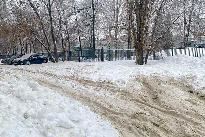 не расчищен снег возле детского сада