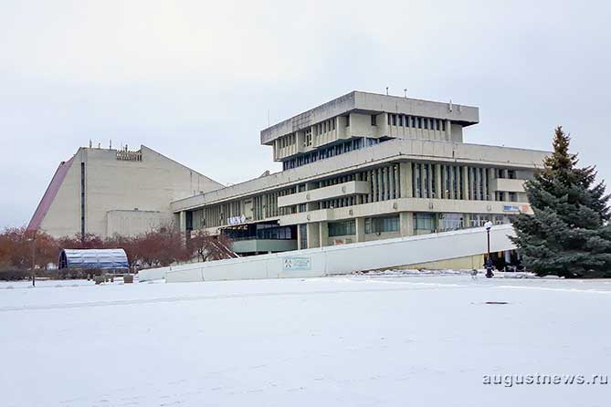 здание КЦ "Автоград" зимой