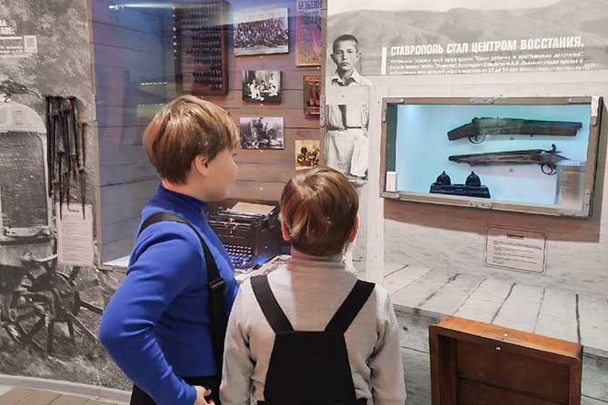 дети рассматривают экспонаты в музее
