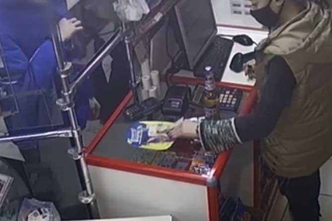 женщина продает парню