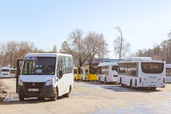 автобусы на конечном пункте на улице Баныкина