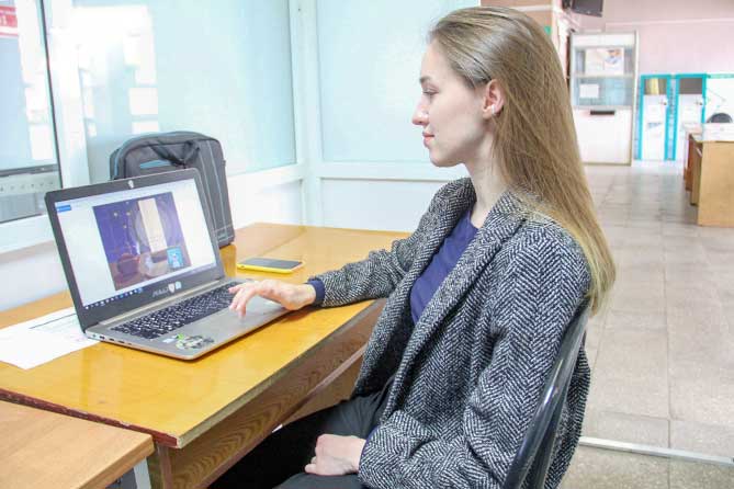 девушка изучает графический дизайн за компьютером