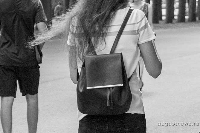 девушка с рюкзаком