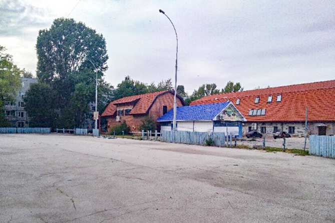 каток ограждение забор щит сломан дзержинского 35б 10 квартал сломаны щиты ограждения на катке