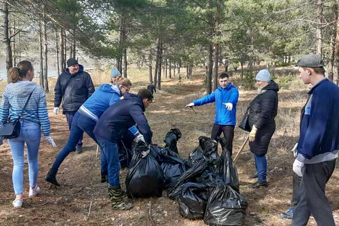 горожане на субботнике в лесу