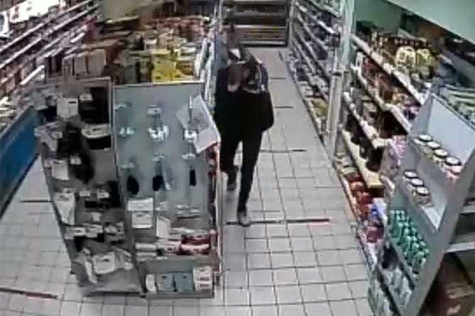 мужчина в магазине