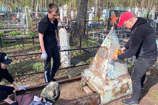 активисты восстанавливают памятники ветеранов ВОВ