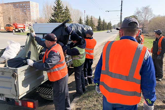 коллектив АО "ПО КХ г.о. Тольятти" убирает мусор на улице Баныкина
