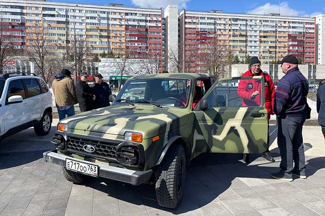 автомобиль "Нива" в сквере 50-летия АВТОВАЗа