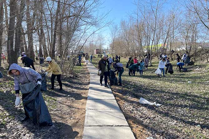 горожане на субботнике